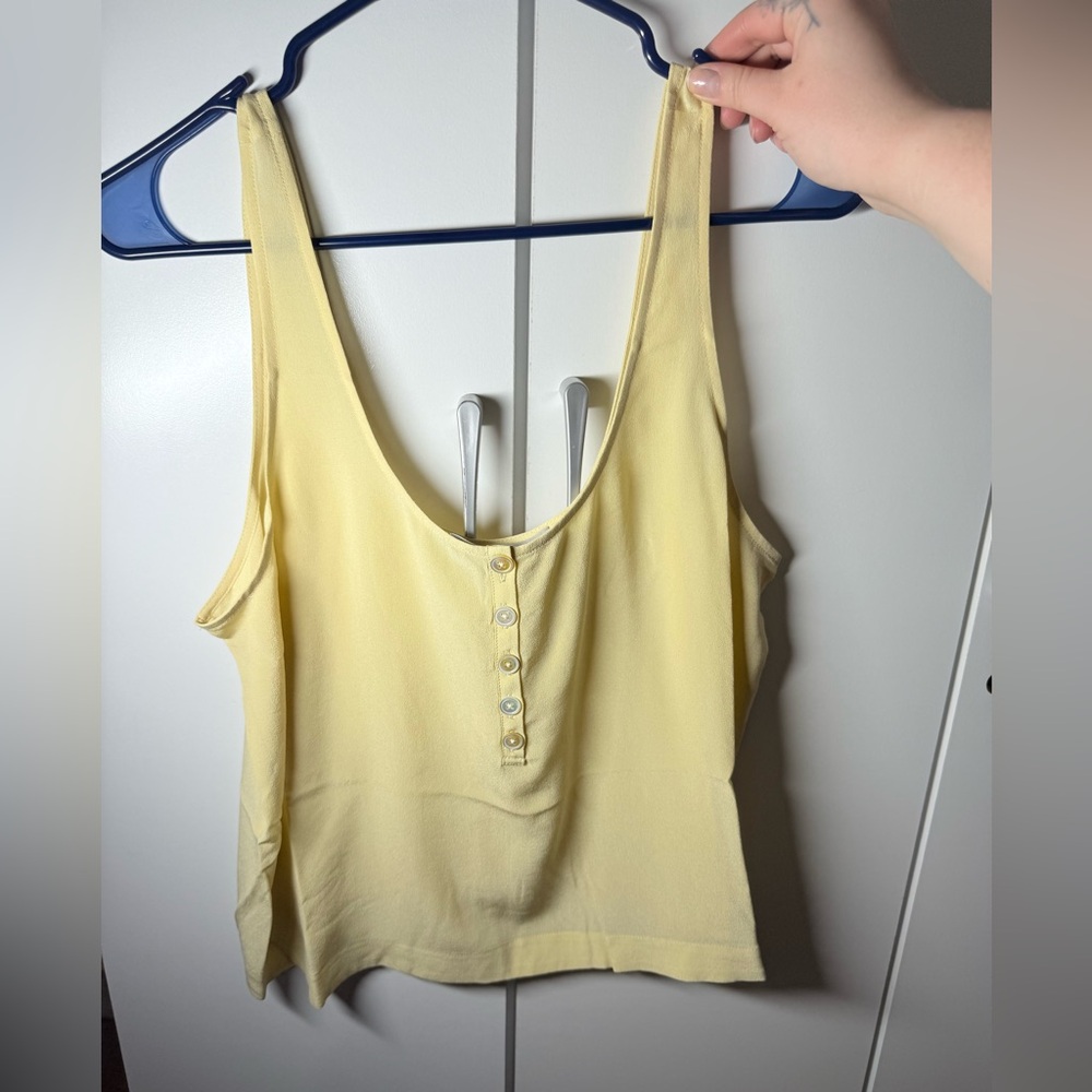Everlane Washable Silk Henley Tank in Wheat/Yellow size 8